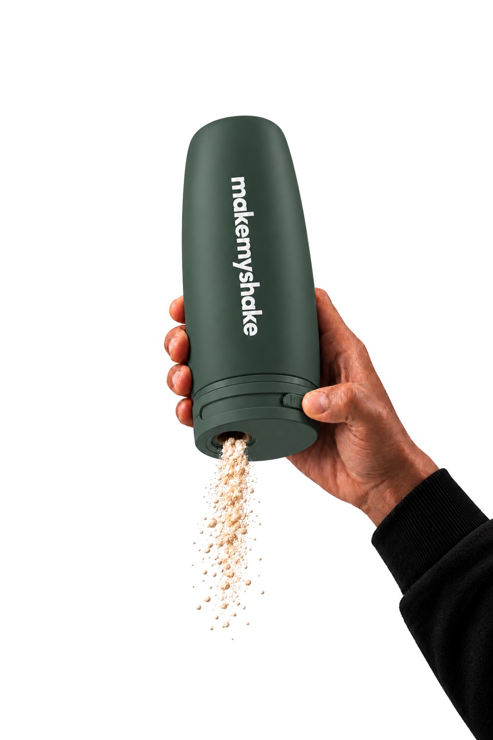 Hand hält den makemyshake Proteinspender, Pulver rieselt unten heraus
