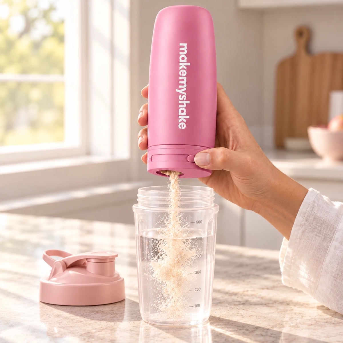 makemyshake Classic Dispenser dosiert Proteinpulver direkt in einen Shaker